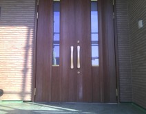 玄関両開き木部ドア：経年劣化の色剥げ施工邸のBefore（施工前）の様子
